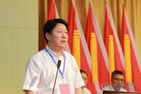 党委书记赵炳起致闭幕词